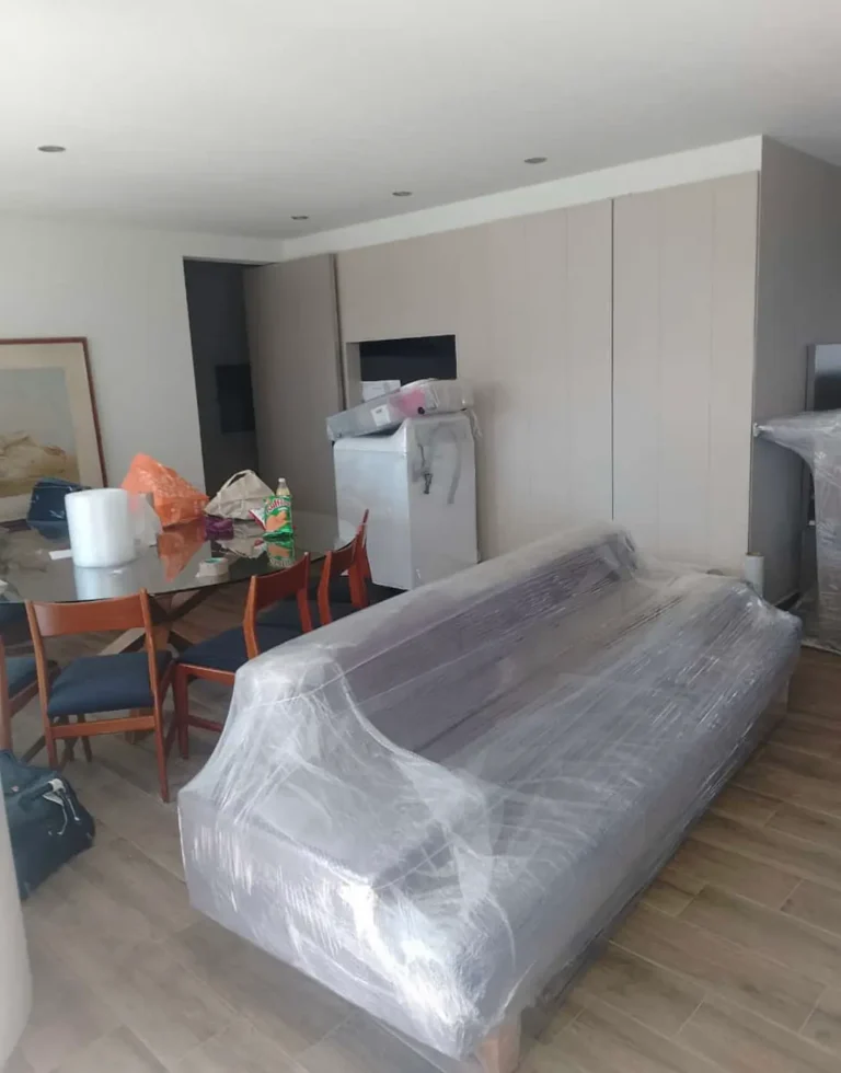 Sofá protegido con plástico y listo para mudanza en CDMX