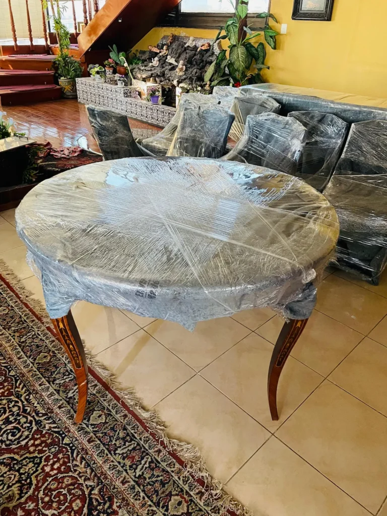 Mesa protegida con emplayado profesional durante mudanza en CDMX