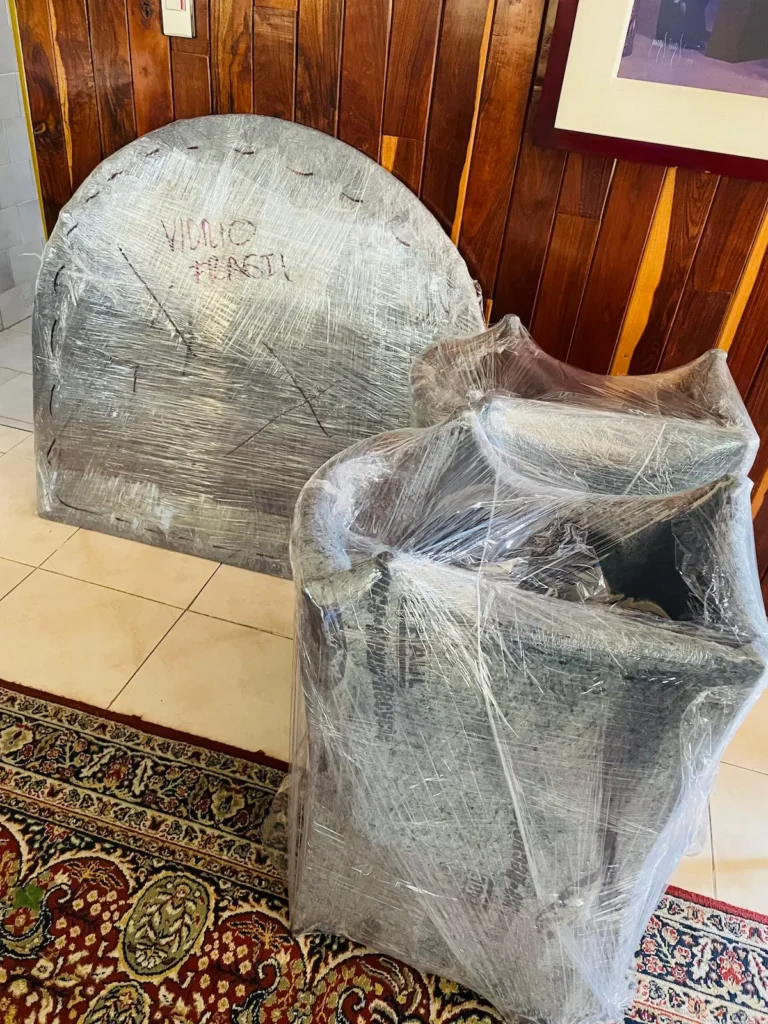 Muebles grandes protegidos con plástico antes de mudanza en CDMX