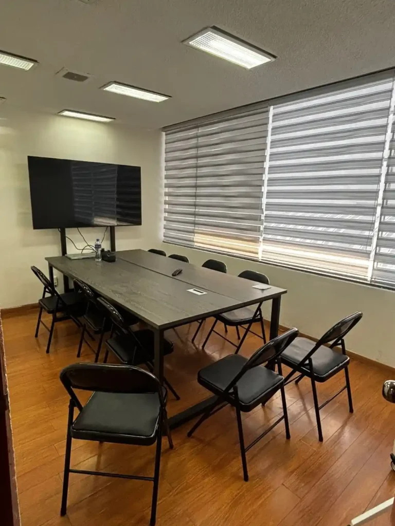 Sala de juntas preparada para mudanza de oficina en CDMX